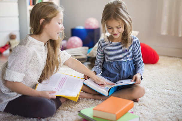 дві дівчини навчаються і читають
 - Фото, зображення