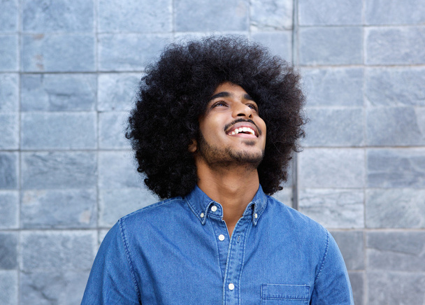 Jeune homme noir riant et levant les yeux
 - Photo, image