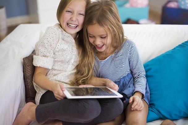 Meisjes spelen met Tablet PC - Foto, afbeelding