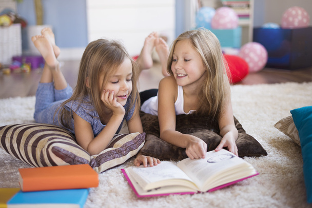 δύο κορίτσια που φοιτούν και ανάγνωση - Φωτογραφία, εικόνα