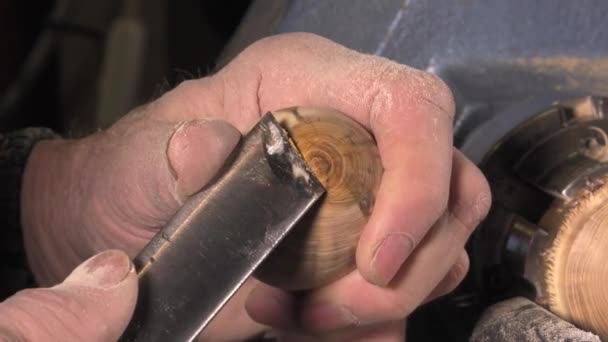 Holzdrechsler schneidet Formen in Holz - Filmmaterial, Video