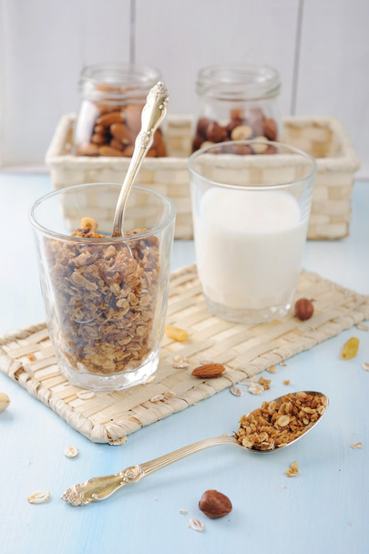 Домашняя мюсли с орехами и йогуртом в миске
 - Фото, изображение