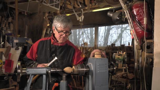soustružník dřeva řezání tvarů ve dřevě - Záběry, video