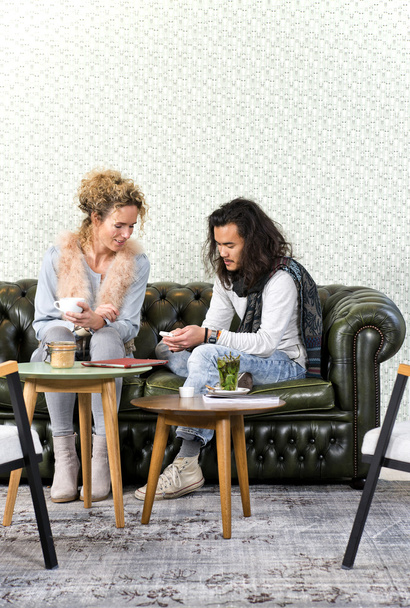 woman and man talking in lounge - Foto, Bild
