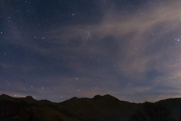 Sternenhimmel mit Cursa-Dur und Kapella von den Alpen - Foto, Bild