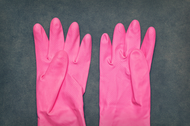 гумові рукавички на темному фоні
 - Фото, зображення