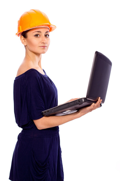 κορίτσι με ένα κράνος με ένα φορητό υπολογιστή στα χέρια των - Φωτογραφία, εικόνα