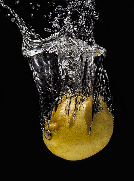 Lemon fall into the water.Splash. - Фото, зображення
