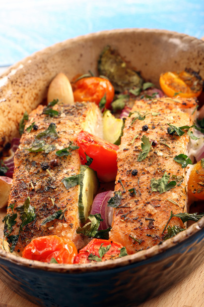 Baked salmon with herbs and vegetables - Фото, изображение
