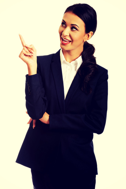 Businesswoman pointing at copyspace - Foto, Bild