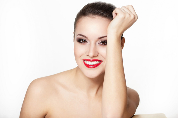 Primer plano retrato de sexy sonriente modelo de mujer joven caucásica con glamour labios rojos, maquillaje brillante, maquillaje de flecha de ojo, tez pureza. Perfecta piel limpia.dientes blancos
 - Foto, Imagen