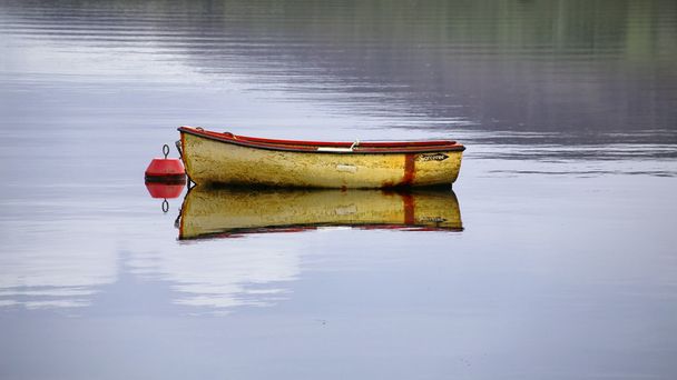 Bateau amarré à la bouée dans le lac
 - Photo, image
