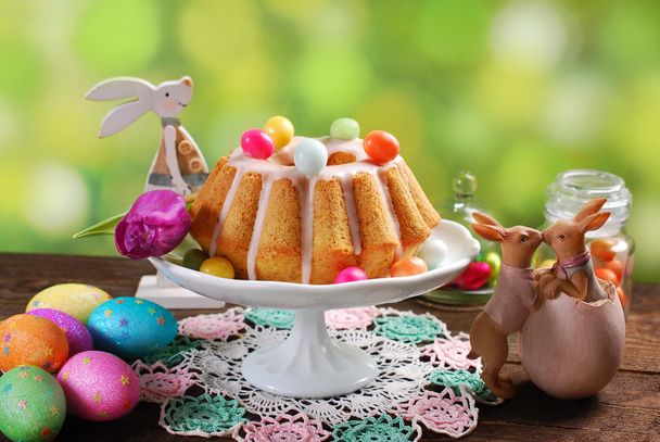 Paskalya badem yüzük kek üzerine ahşap masa - Fotoğraf, Görsel