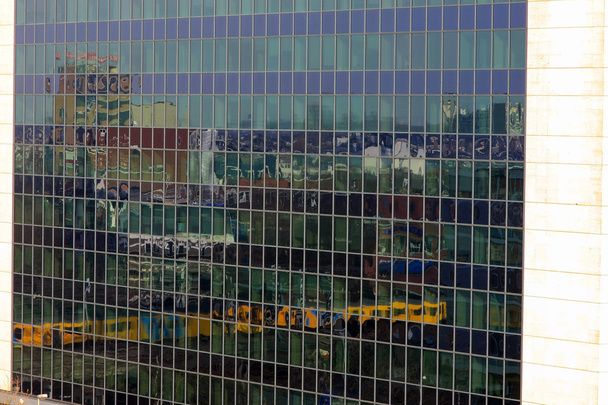Fenêtres réfléchies d'un centre d'affaires à Rotterdam
 - Photo, image