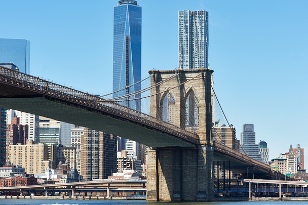 Brooklyn bridge z dolnym Manhattanie panoramę - Zdjęcie, obraz
