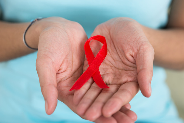 Woman Holding Aids Awareness Ribbon - Valokuva, kuva