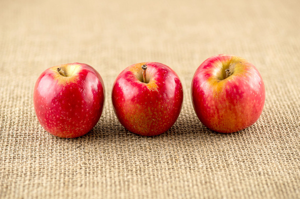 Макро из трех яблок с неглубокой глубиной резкости
 - Фото, изображение