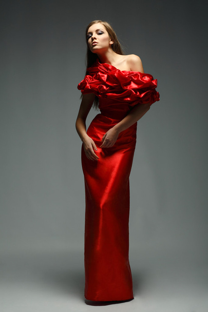 egy gyönyörű fiatal nő van a piros ruha - Fotó, kép