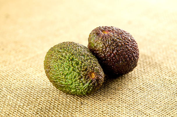 Зелено-коричневі авокадо
 - Фото, зображення