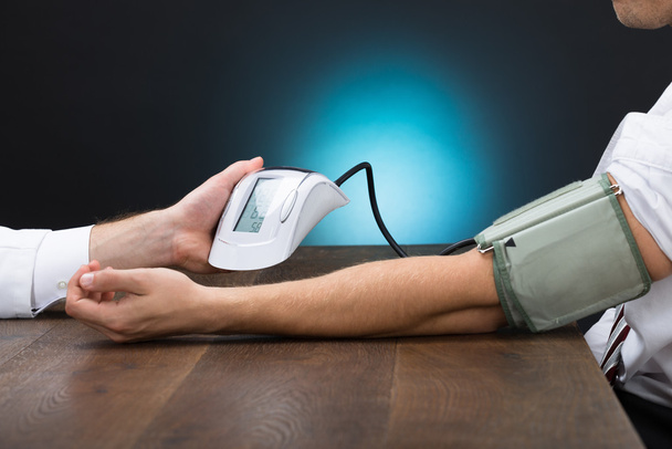 Doctor Checking Blood Pressure - Foto, afbeelding