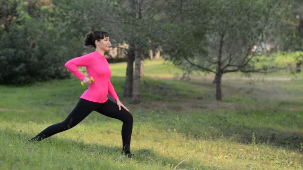 femmes caucasiennes sportives faisant de la musculation dans le parc
 - Séquence, vidéo