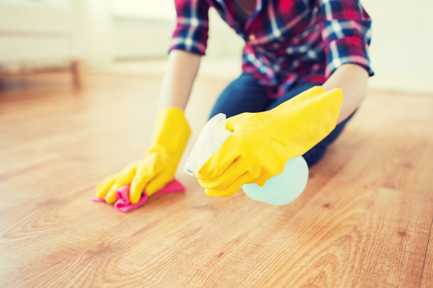 zblízka ženy hadr čištění podlahy doma - Fotografie, Obrázek