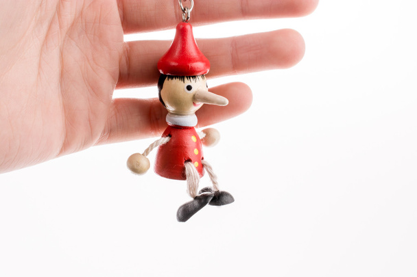 Marioneta de Pinocho en la mano
 - Foto, imagen