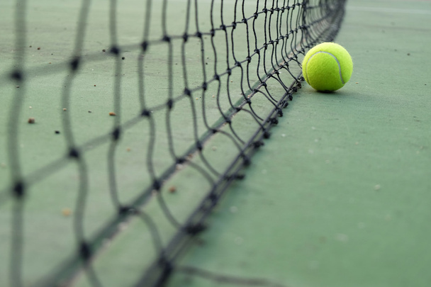 tennis ball on court - Φωτογραφία, εικόνα