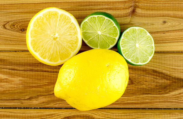 Luchtfoto van zesty citroenen en kalk plakjes - Foto, afbeelding