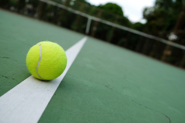 sahada tenis topu - Fotoğraf, Görsel