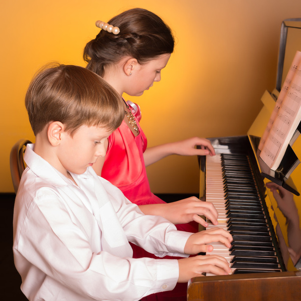 Bratr a sestra hraje Piano. Hráč na klavír. - Fotografie, Obrázek