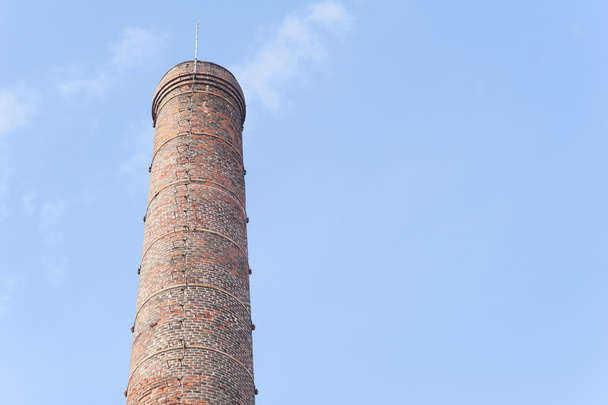 Εργοστάσιο καπνοδόχο σε σαφή bleu ουρανό - Φωτογραφία, εικόνα