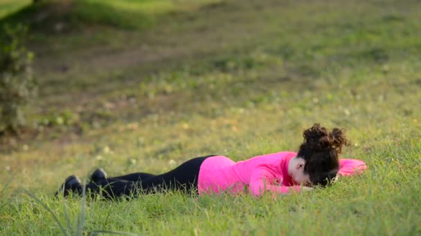 mulheres caucasianas fazendo exercício de fitness para as costas ao ar livre no parque
 - Filmagem, Vídeo