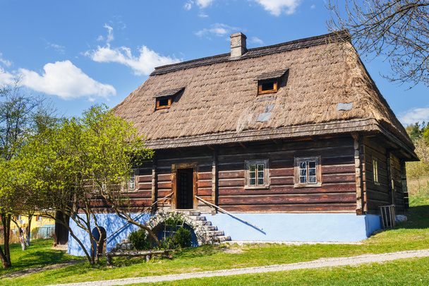 altes Blockhaus in einem Ethnographischen Freilichtmuseum in Wygielzow, Polen - Foto, Bild