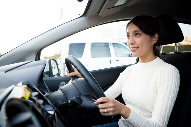 młoda kobieta prowadząca samochód - Zdjęcie, obraz