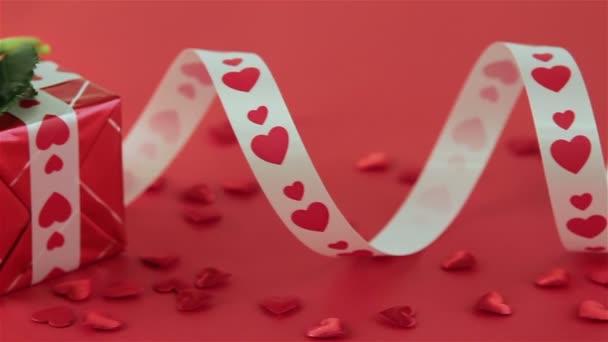 Czerwone róże i cukierki czekoladowe Walentynki - Materiał filmowy, wideo