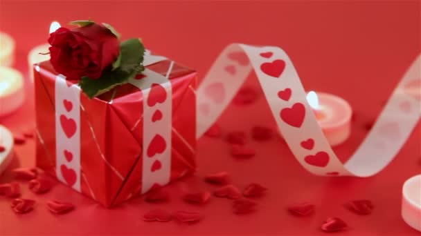 Czerwone róże i serca kształt na czerwonym tle - Materiał filmowy, wideo