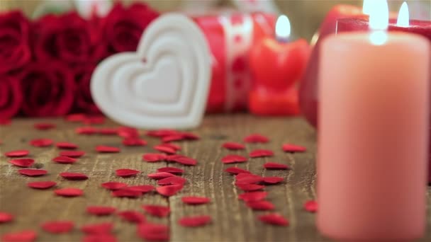 Κόκκινα τριαντάφυλλα και σχήμα καρδιάς σε ξύλινα φόντο - Πλάνα, βίντεο