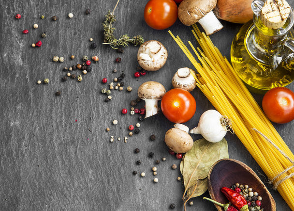 Ingrédients de repas italiens avec pâtes, épices, tomates, huile d'olive et
 - Photo, image
