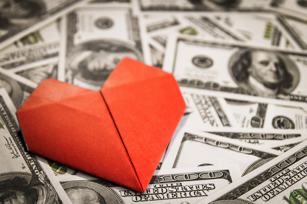 Dollars en een papier-hart - Foto, afbeelding