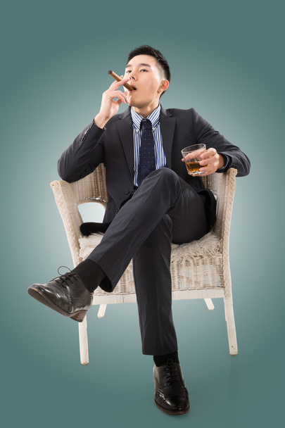 zakenman houden een sigaar - Foto, afbeelding