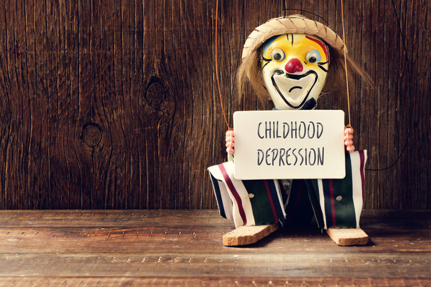alte Marionette mit einem Schild mit dem Text Kindheit Depression - Foto, Bild