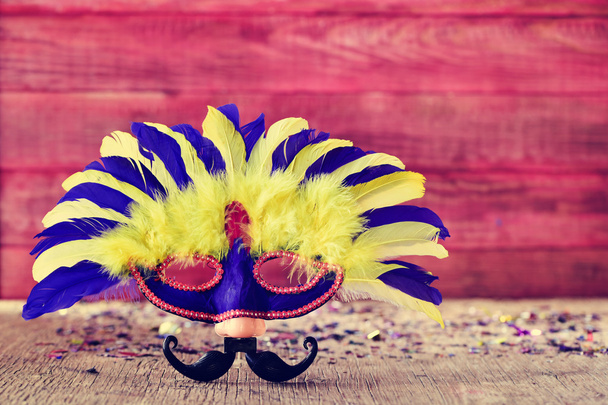 карнавальная маска с фальшивым носом и усами
 - Фото, изображение