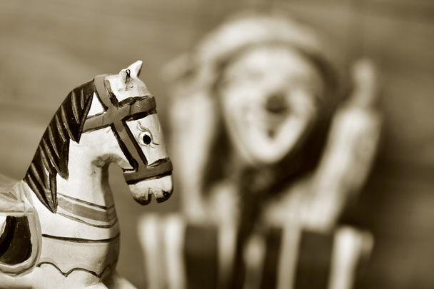 古い木製の馬と、セピア調の古いマリオネット - 写真・画像