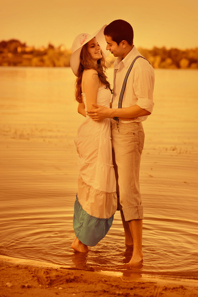 Οι εραστές φιλί στο νερό στη λίμνη - Φωτογραφία, εικόνα
