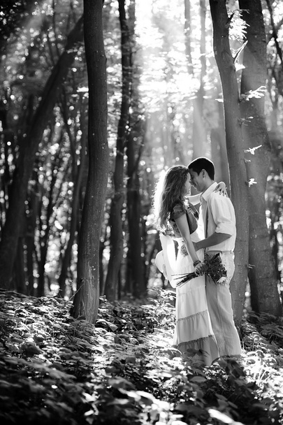 Sevgi dolu çift ormanda öpüşme - Fotoğraf, Görsel