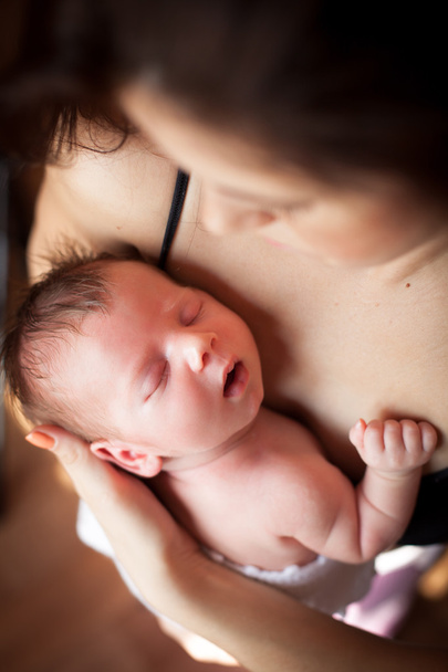 Äiti vastasyntyneen vauvan kanssa
 - Valokuva, kuva