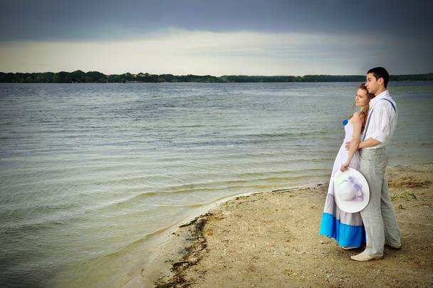 sevgi dolu çift görünümü Gölü kıyısında - Fotoğraf, Görsel