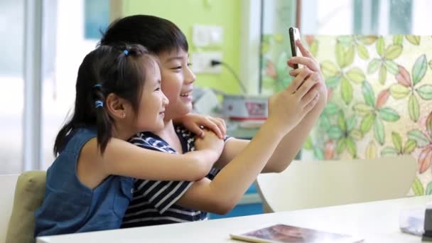 Pouco asiático menino e menina tirar uma foto com celular
 - Filmagem, Vídeo