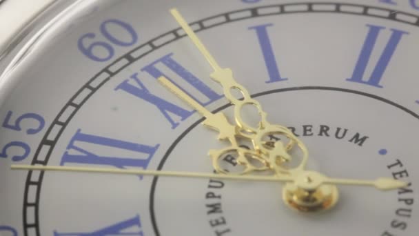 alte silberne Taschenuhr. hautnah vintage clock. - Filmmaterial, Video